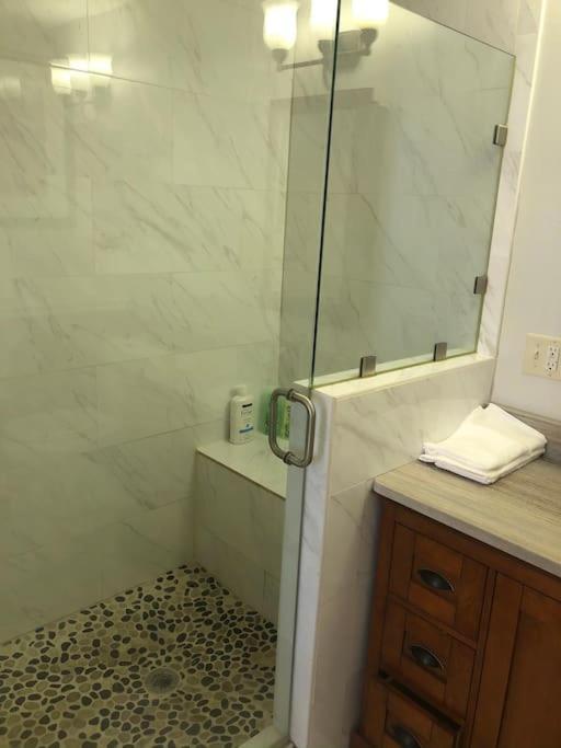 Entire Close To Downtown - 2 Queen Beds