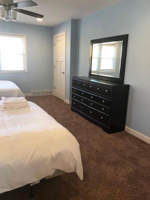 Entire Close To Downtown - 2 Queen Beds Apartment Springfield