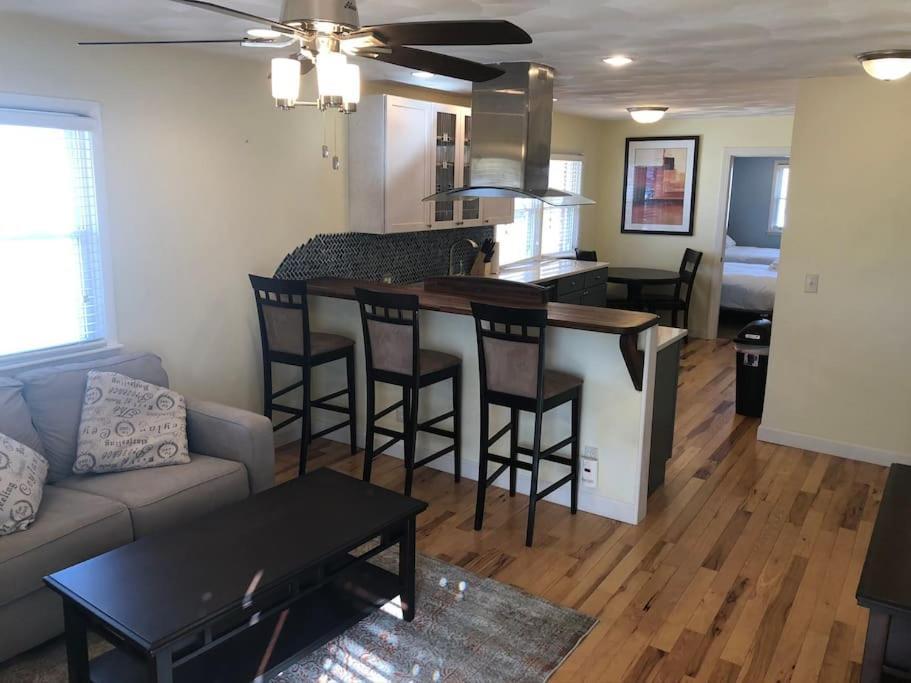 Entire Close To Downtown - 2 Queen Beds Apartment