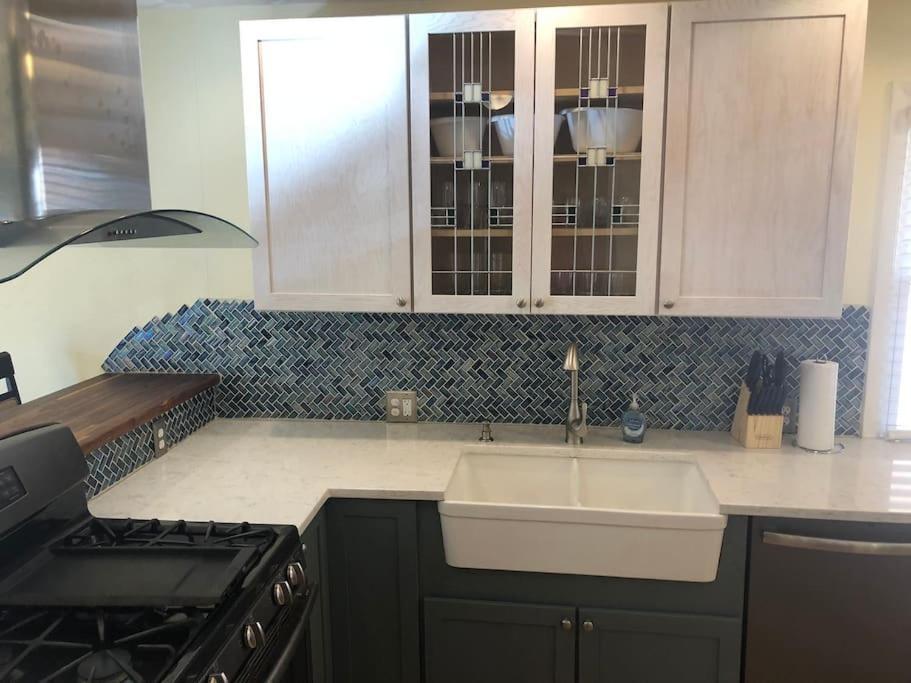 Entire Close To Downtown - 2 Queen Beds
